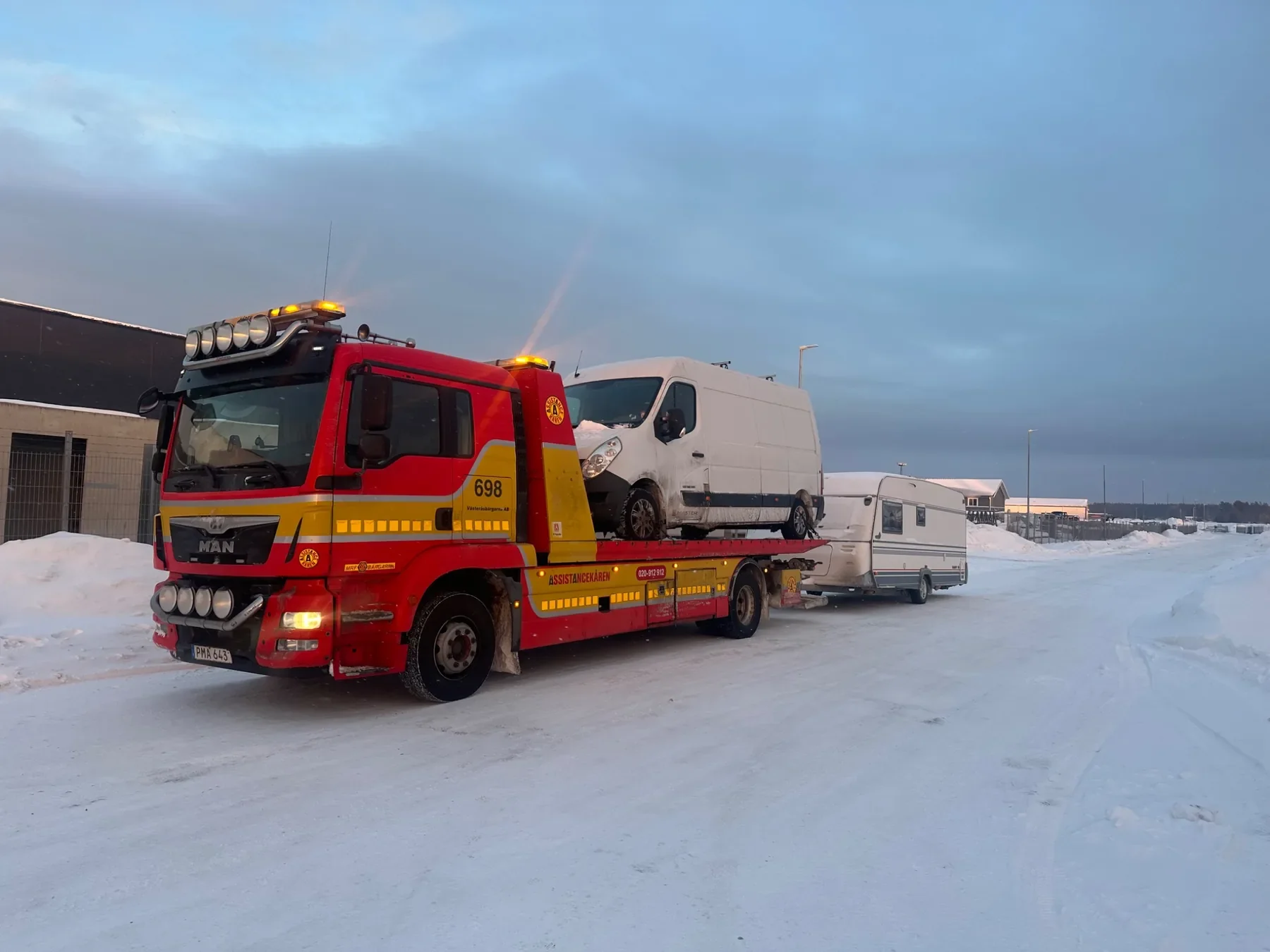 Flakbärgare med skåpbil och husvagn