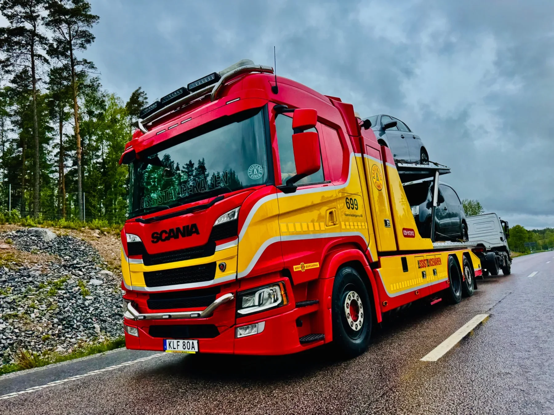 Västeråsbärgarnas bärgningsfordon under arbete på väg