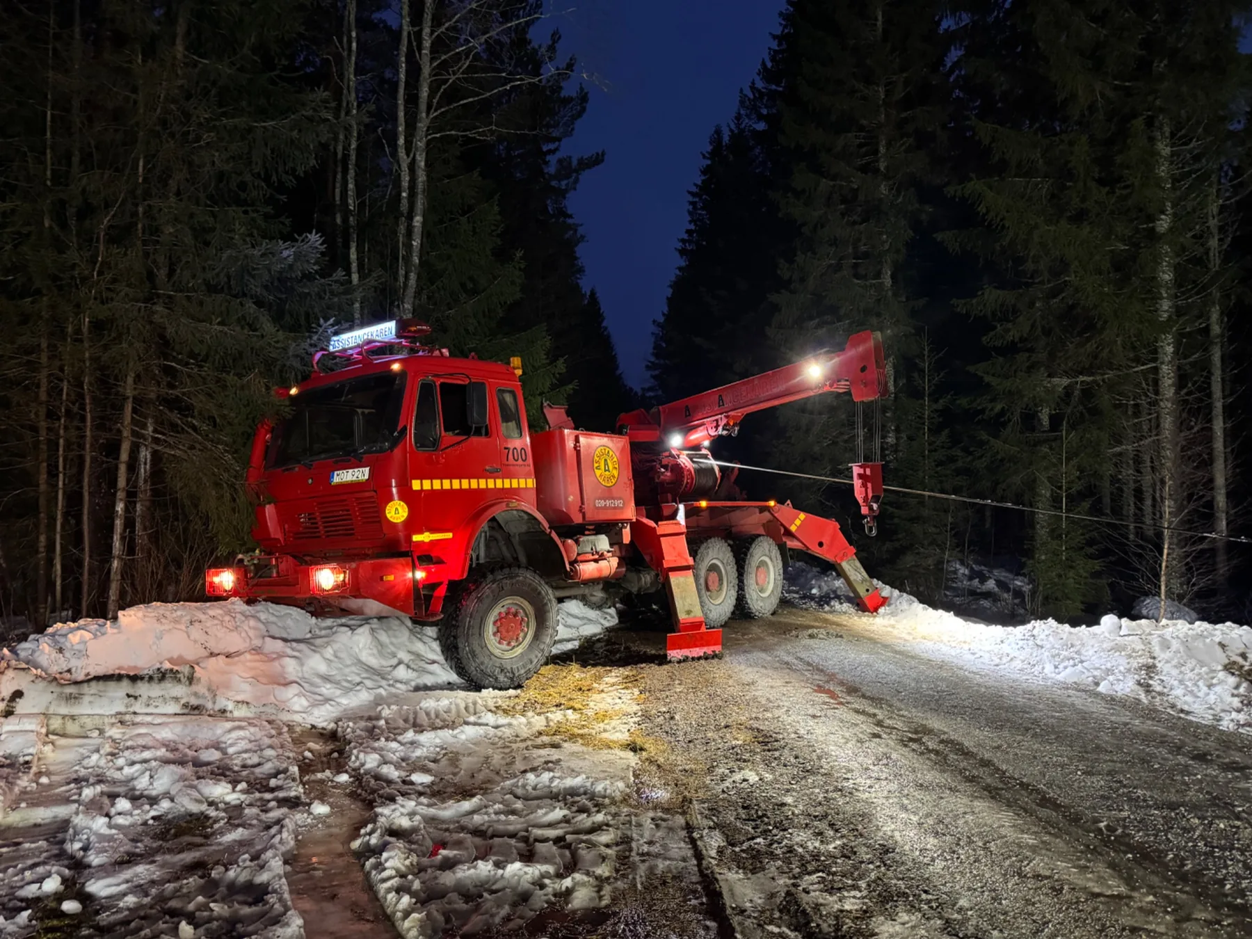Terrängbärgare i snö på natten