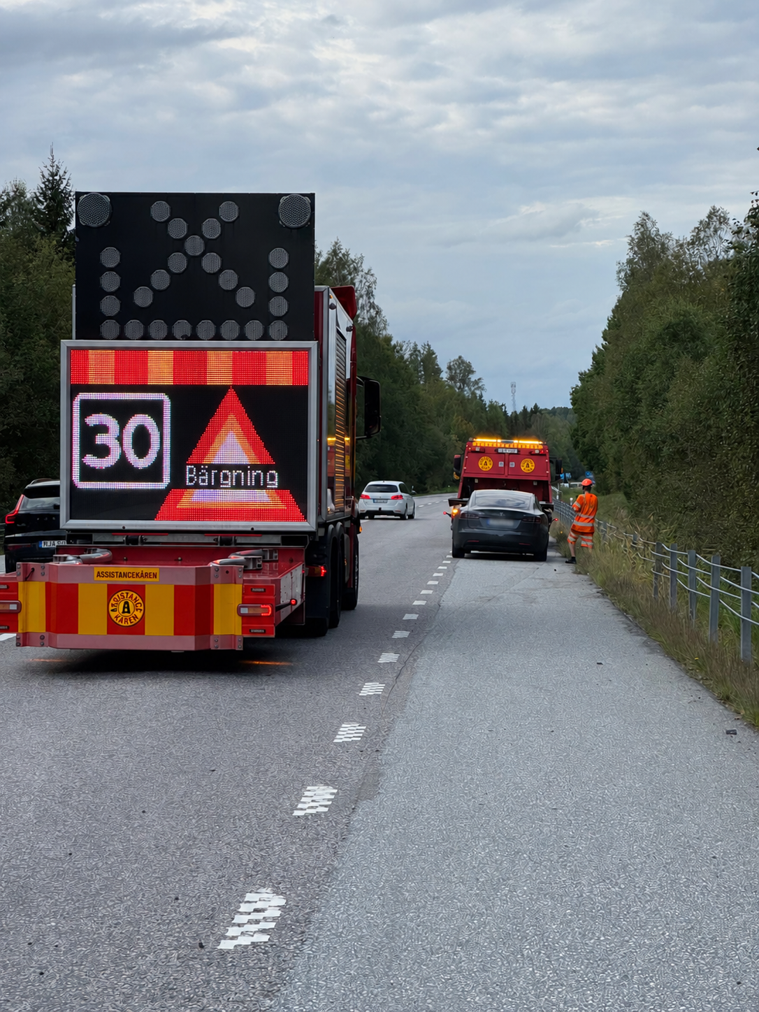 TMA-fordon på väg med skyltning och trafikskydd